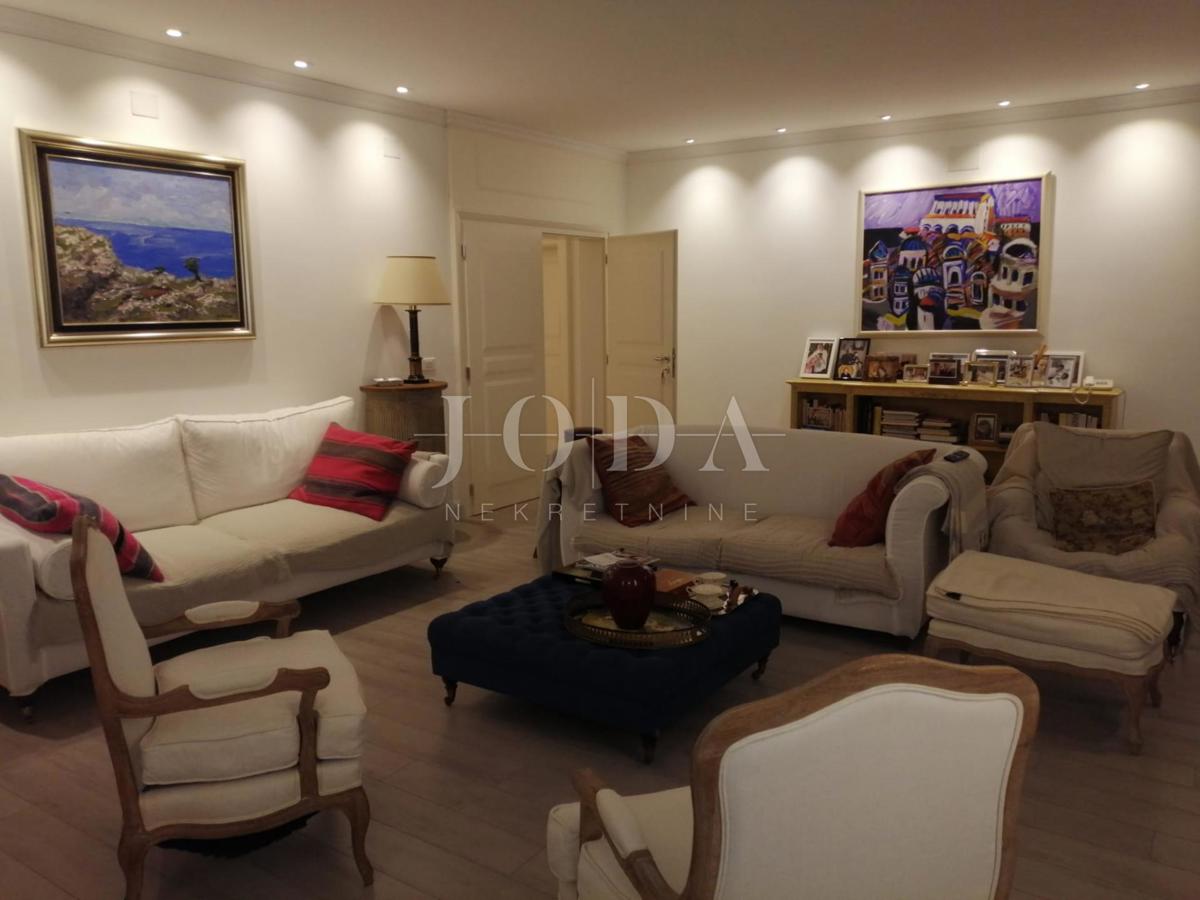 2 vili z bazenom + pisarniški prostor na eni parceli 2.700 m2