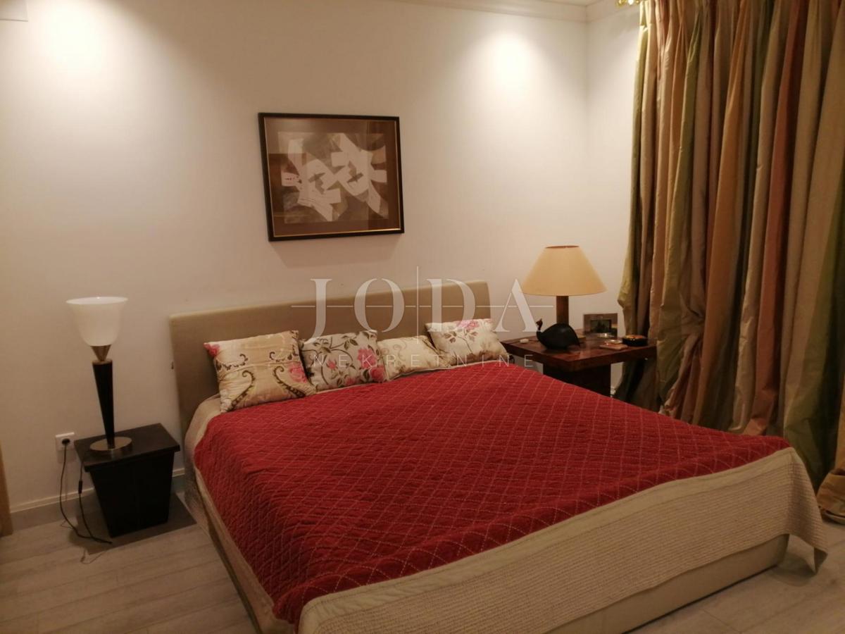 2 vili z bazenom + pisarniški prostor na eni parceli 2.700 m2