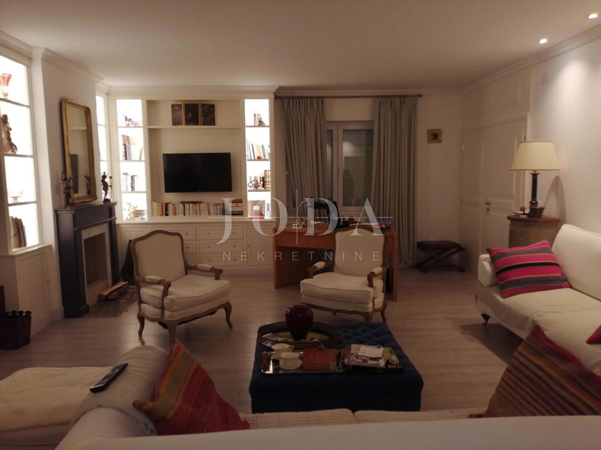 2 vili z bazenom + pisarniški prostor na eni parceli 2.700 m2