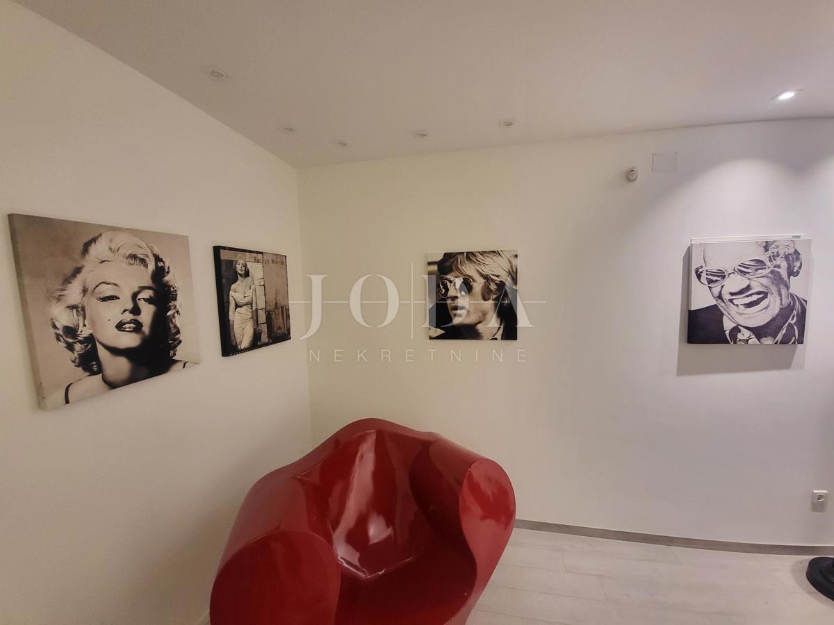2 vili z bazenom + pisarniški prostor na eni parceli 2.700 m2