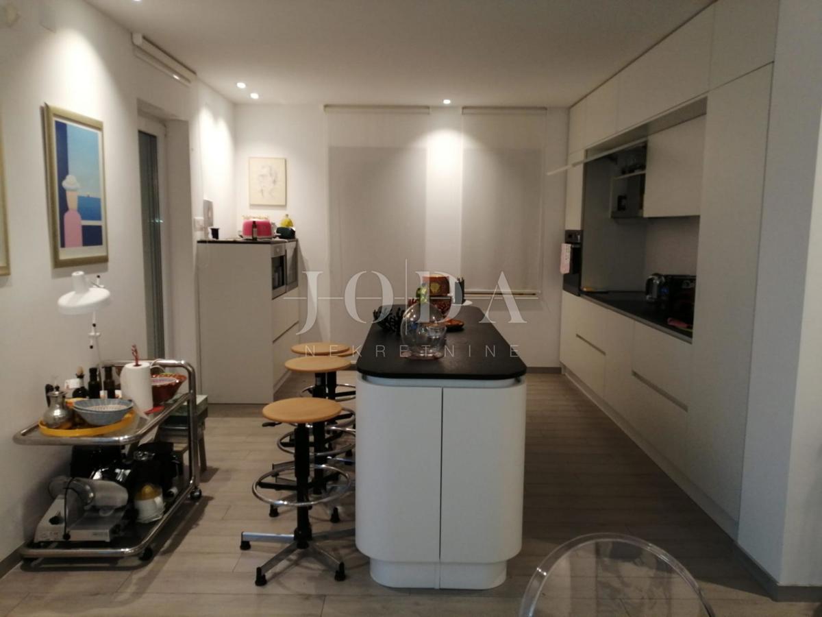 2 vili z bazenom + pisarniški prostor na eni parceli 2.700 m2