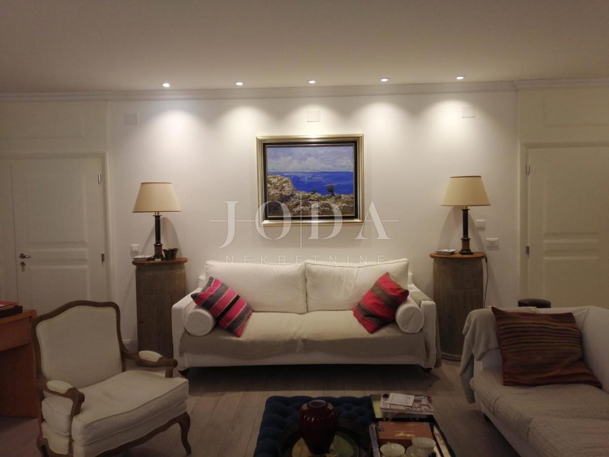 2 vili z bazenom + pisarniški prostor na eni parceli 2.700 m2