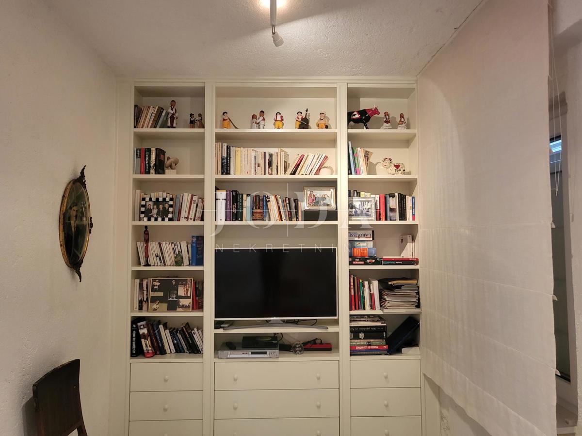 2 vili z bazenom + pisarniški prostor na eni parceli 2.700 m2