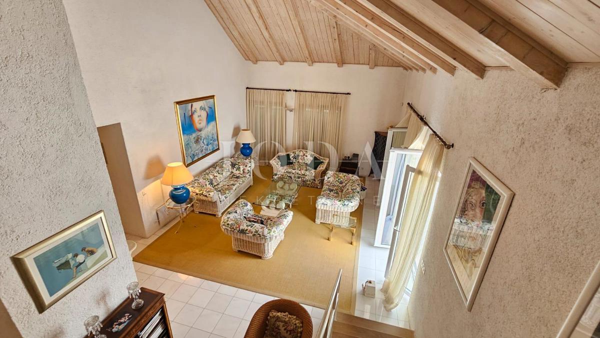 2 vili z bazenom + pisarniški prostor na eni parceli 2.700 m2