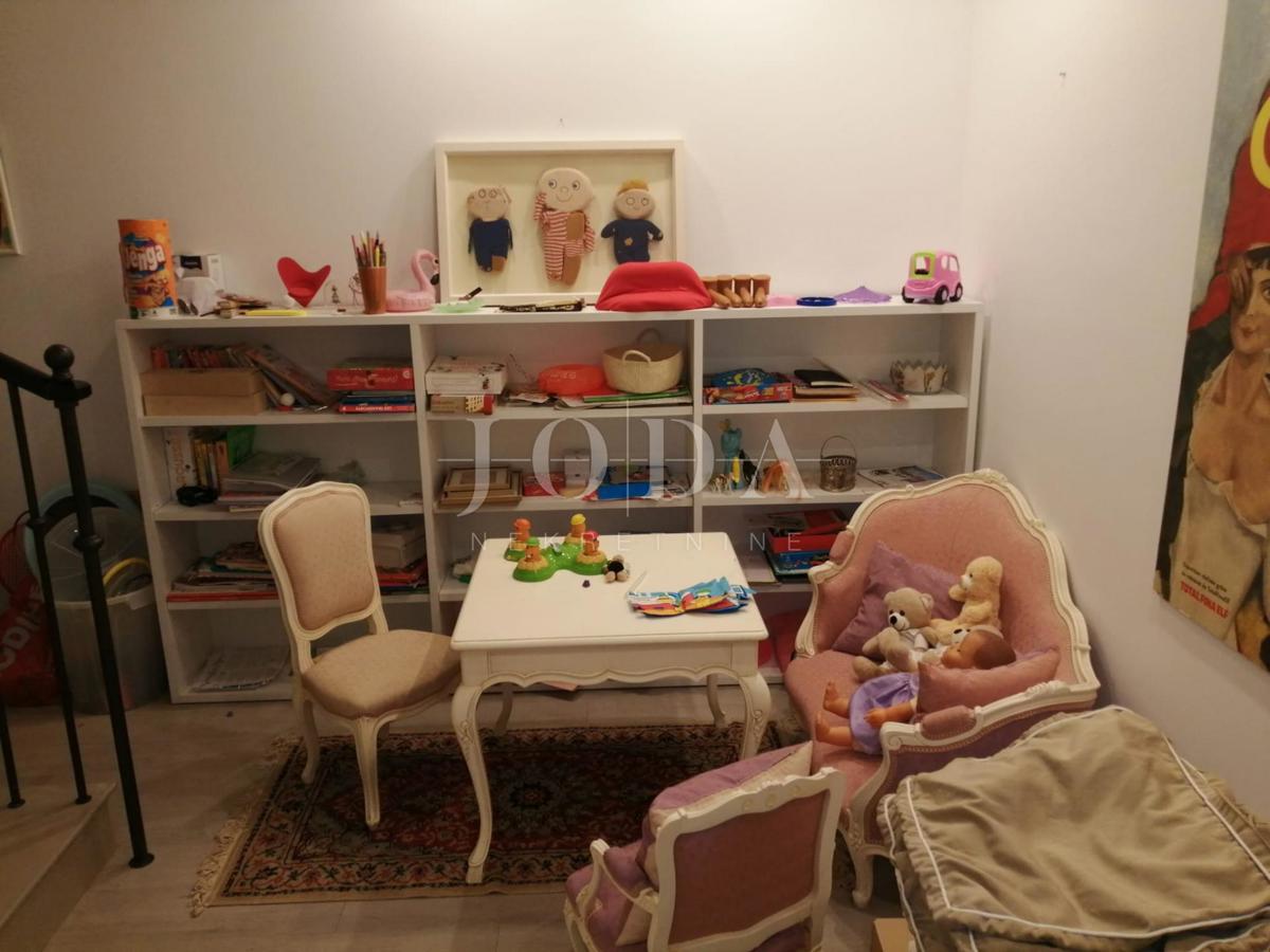 2 vili z bazenom + pisarniški prostor na eni parceli 2.700 m2