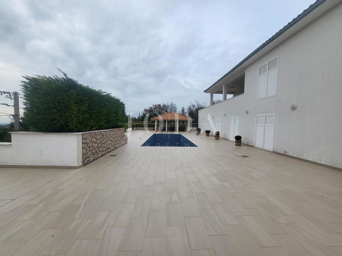 2 vili z bazenom + pisarniški prostor na eni parceli 2.700 m2