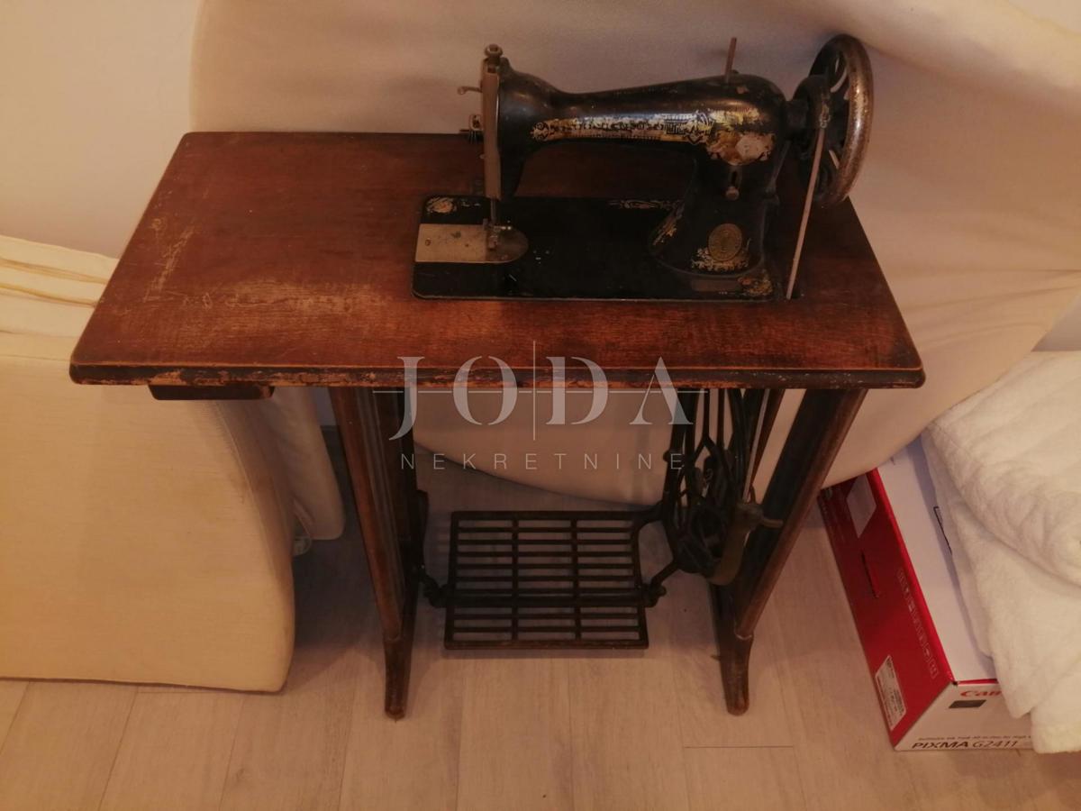 2 vili z bazenom + pisarniški prostor na eni parceli 2.700 m2
