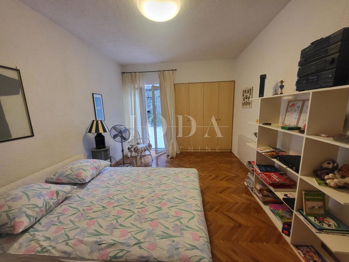 2 vili z bazenom + pisarniški prostor na eni parceli 2.700 m2