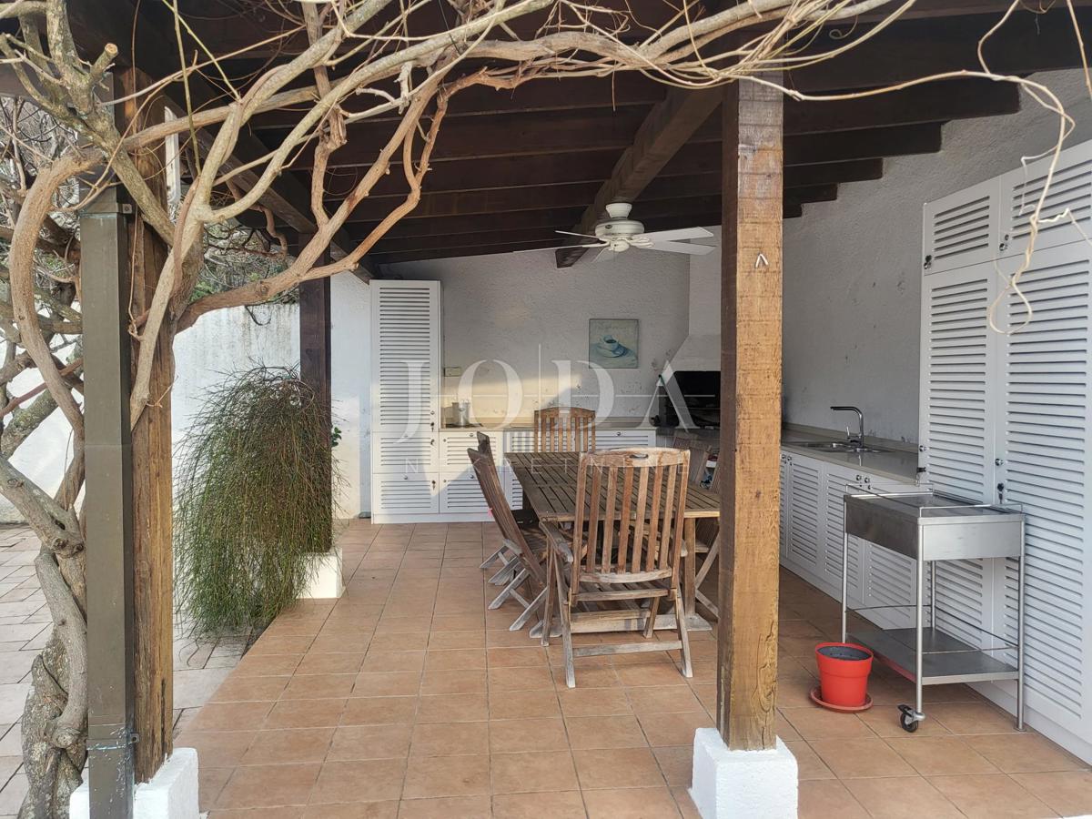2 vili z bazenom + pisarniški prostor na eni parceli 2.700 m2
