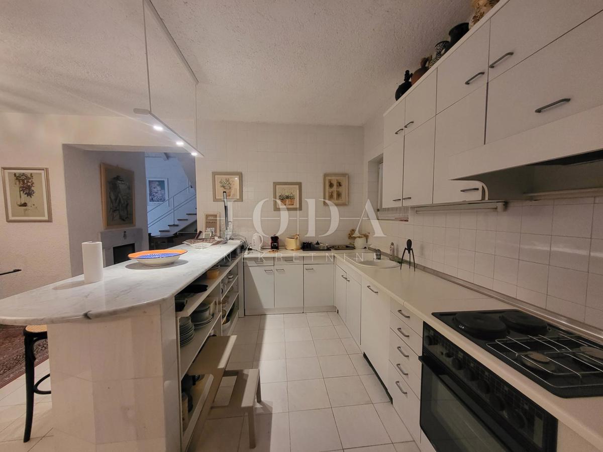 2 vili z bazenom + pisarniški prostor na eni parceli 2.700 m2