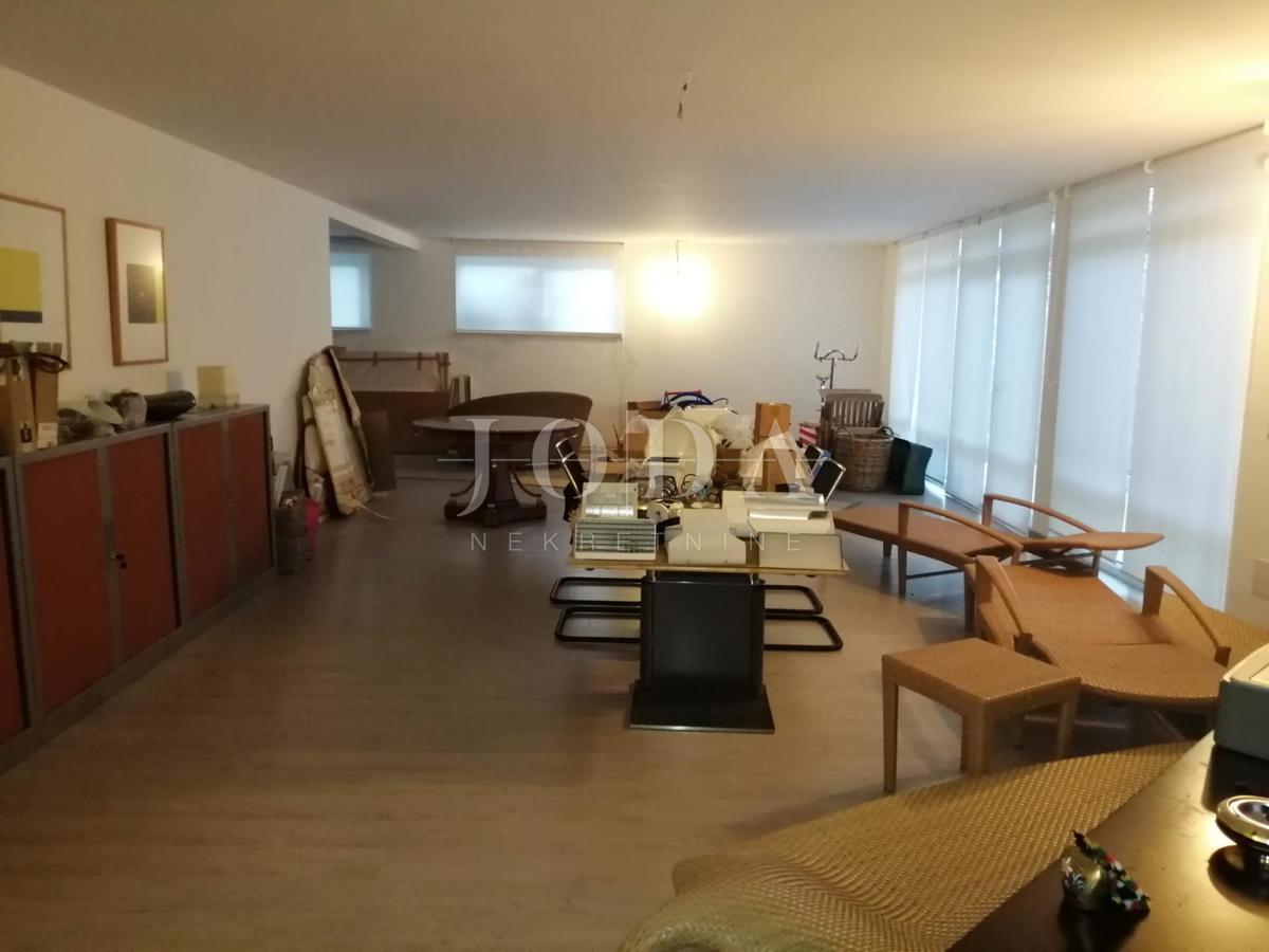 2 vili z bazenom + pisarniški prostor na eni parceli 2.700 m2
