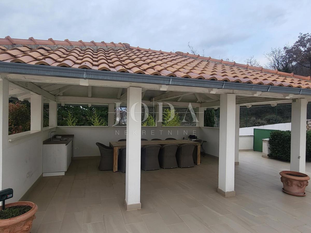 2 vili z bazenom + pisarniški prostor na eni parceli 2.700 m2
