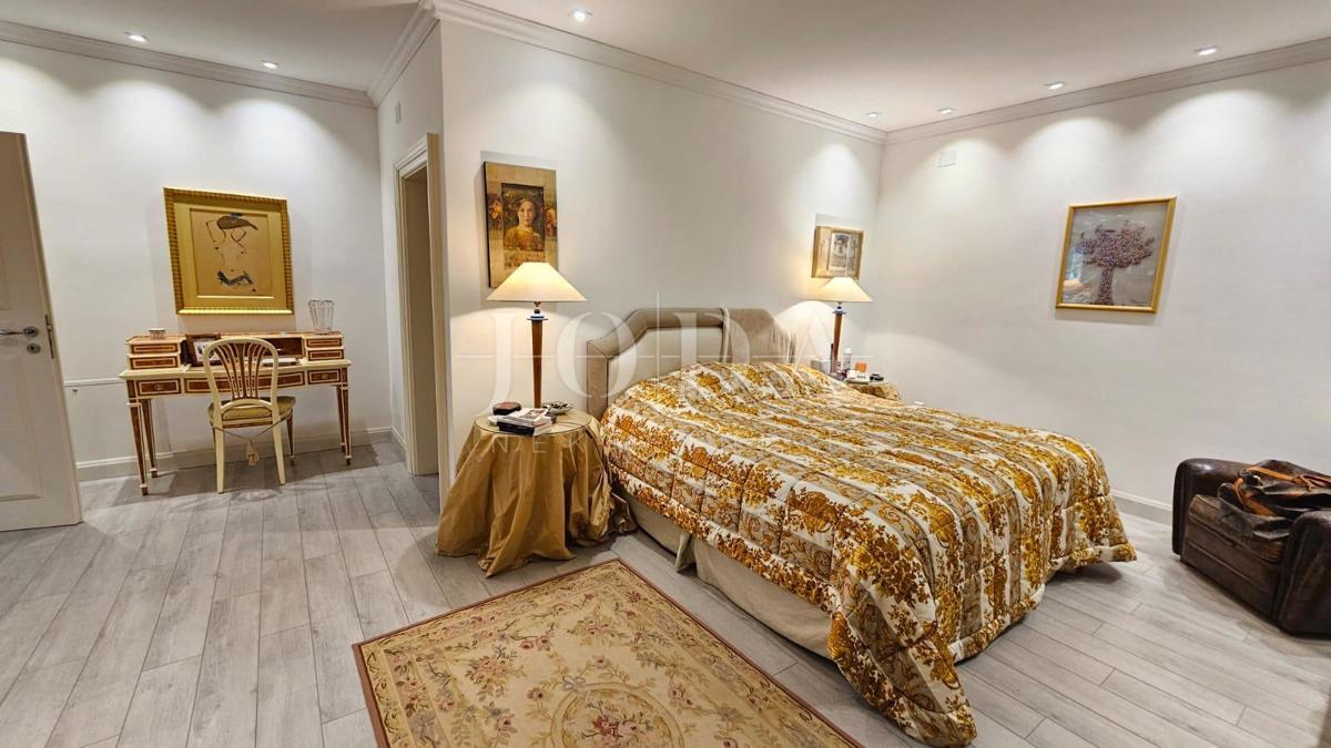 2 vili z bazenom + pisarniški prostor na eni parceli 2.700 m2