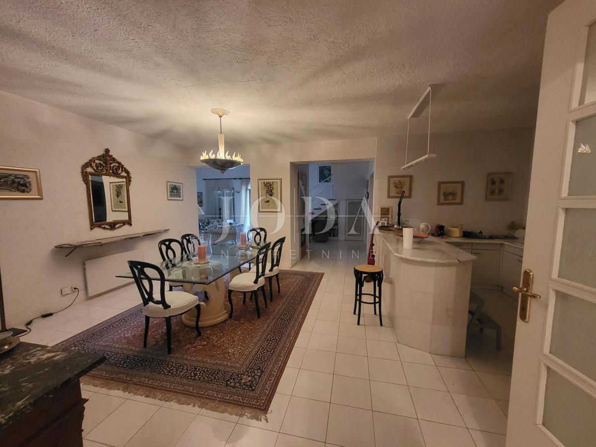 2 vili z bazenom + pisarniški prostor na eni parceli 2.700 m2