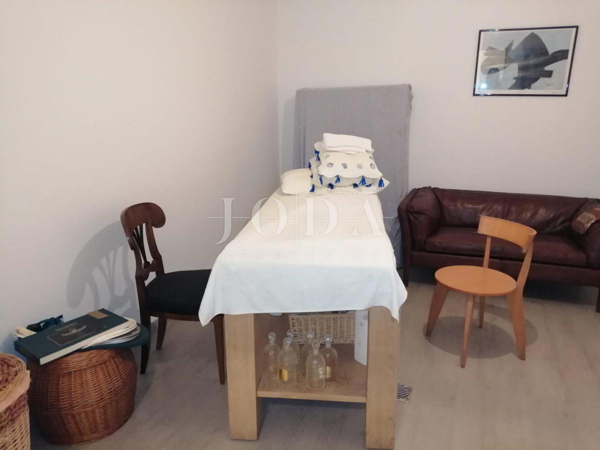 2 vili z bazenom + pisarniški prostor na eni parceli 2.700 m2