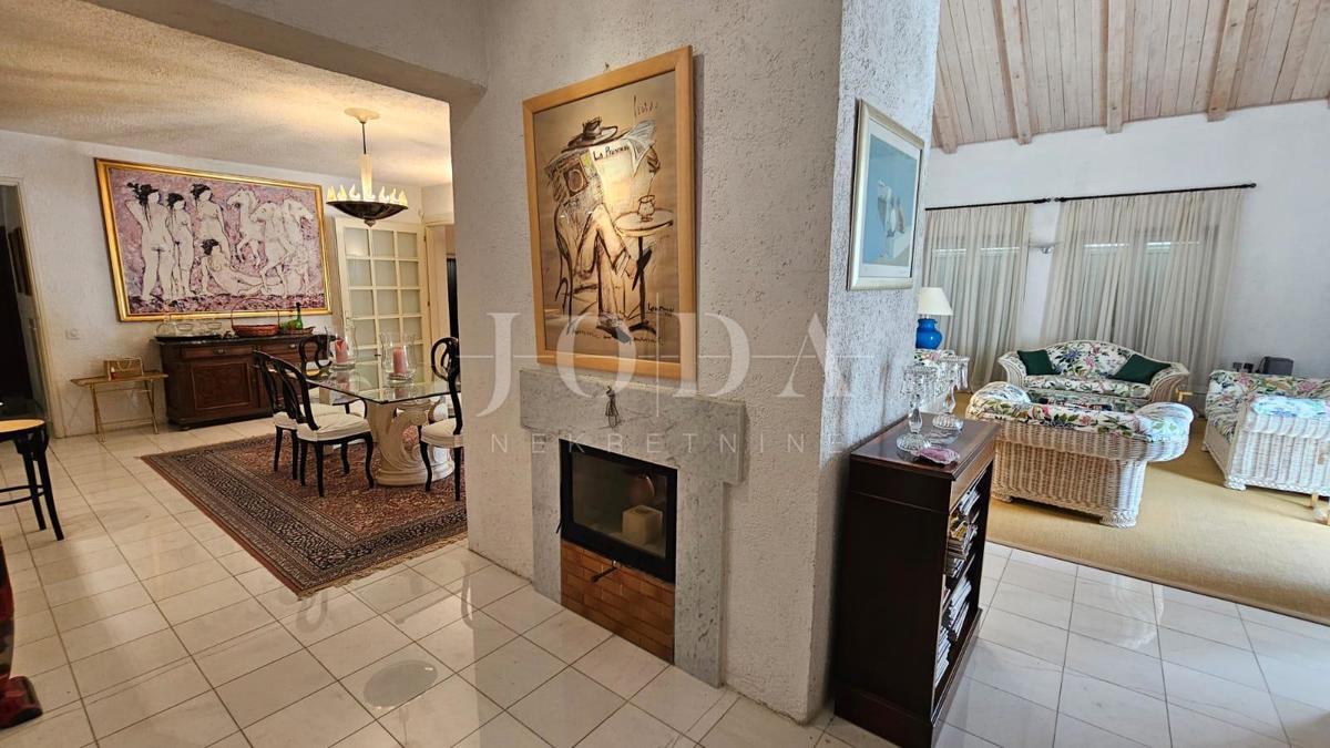 2 vili z bazenom + pisarniški prostor na eni parceli 2.700 m2