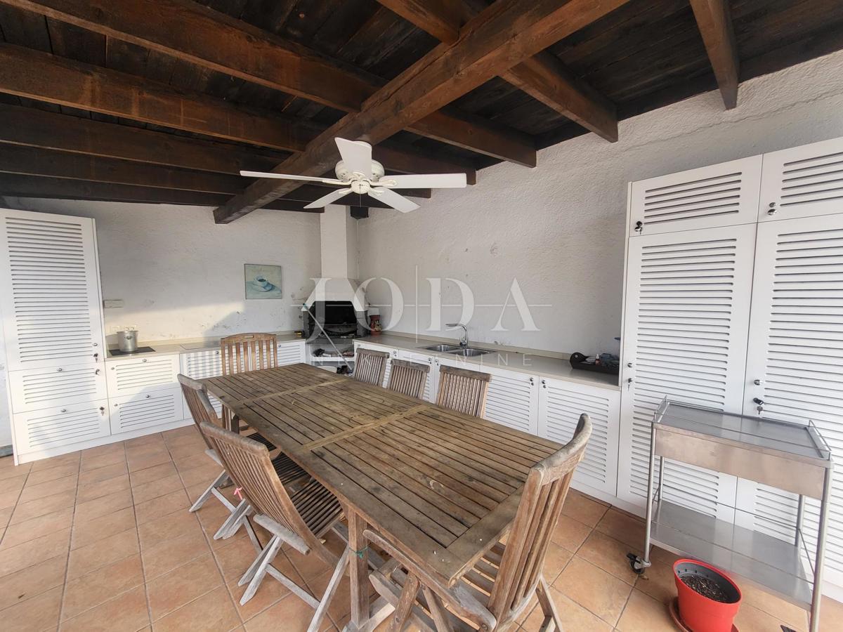 2 vili z bazenom + pisarniški prostor na eni parceli 2.700 m2