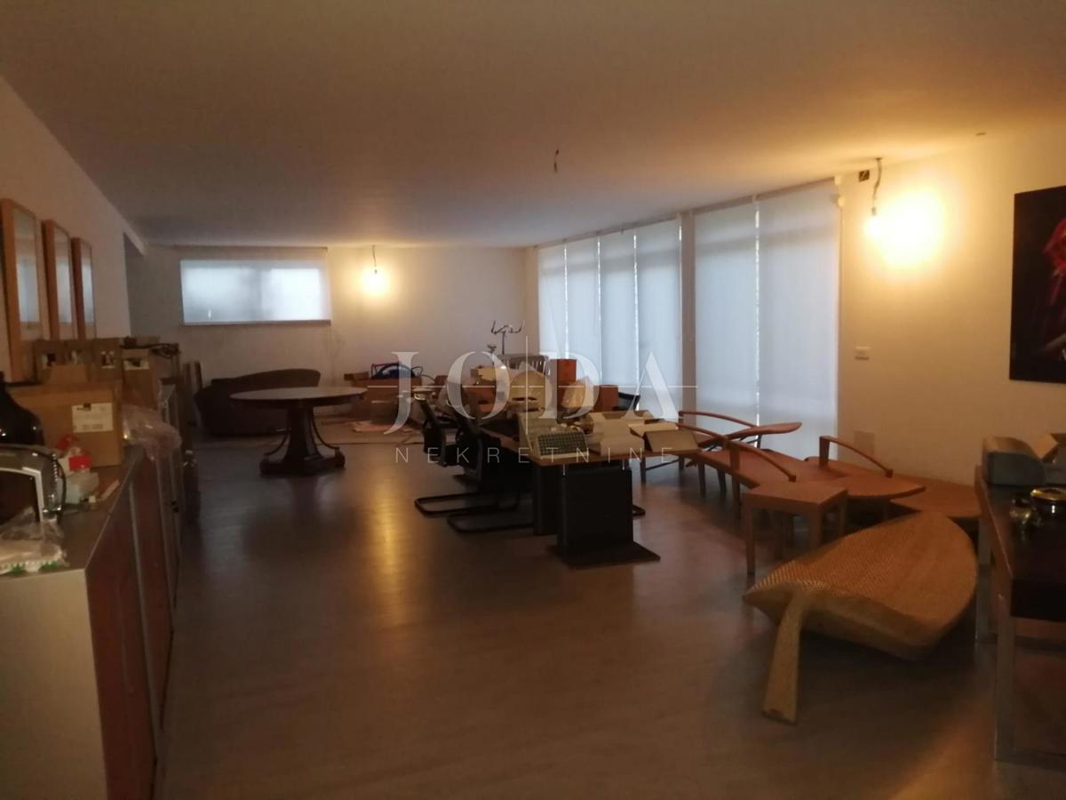 2 vili z bazenom + pisarniški prostor na eni parceli 2.700 m2