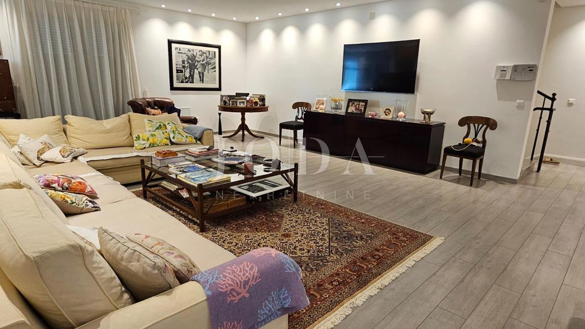 2 vili z bazenom + pisarniški prostor na eni parceli 2.700 m2