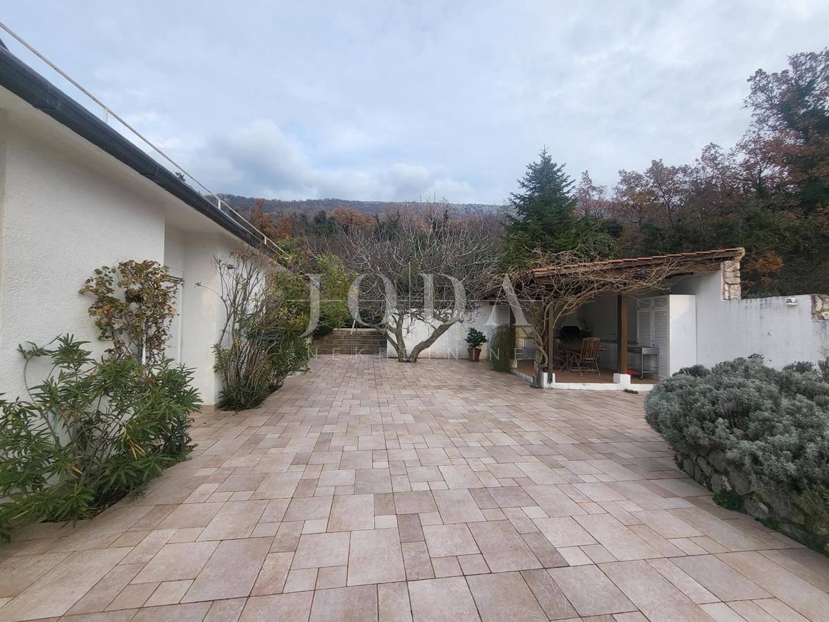 2 vili z bazenom + pisarniški prostor na eni parceli 2.700 m2