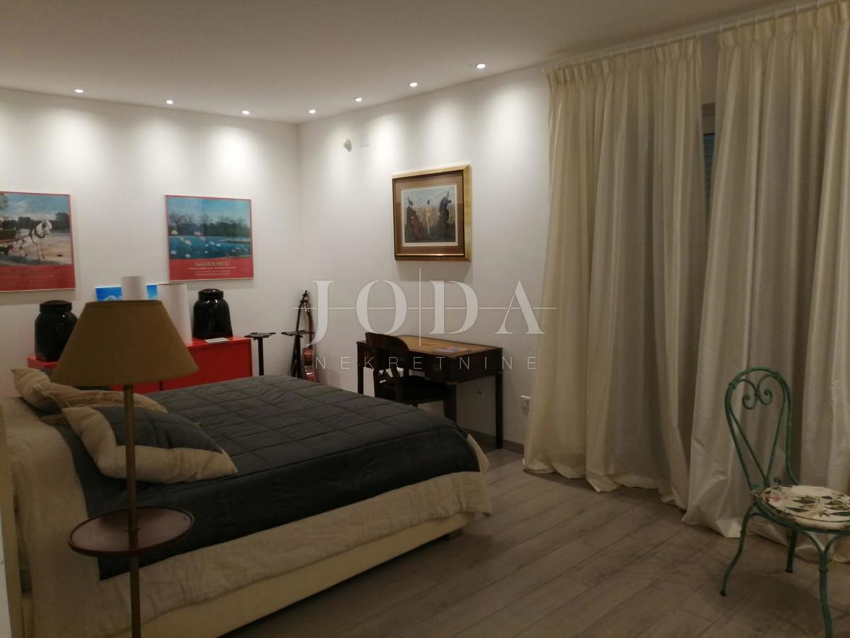 2 vili z bazenom + pisarniški prostor na eni parceli 2.700 m2