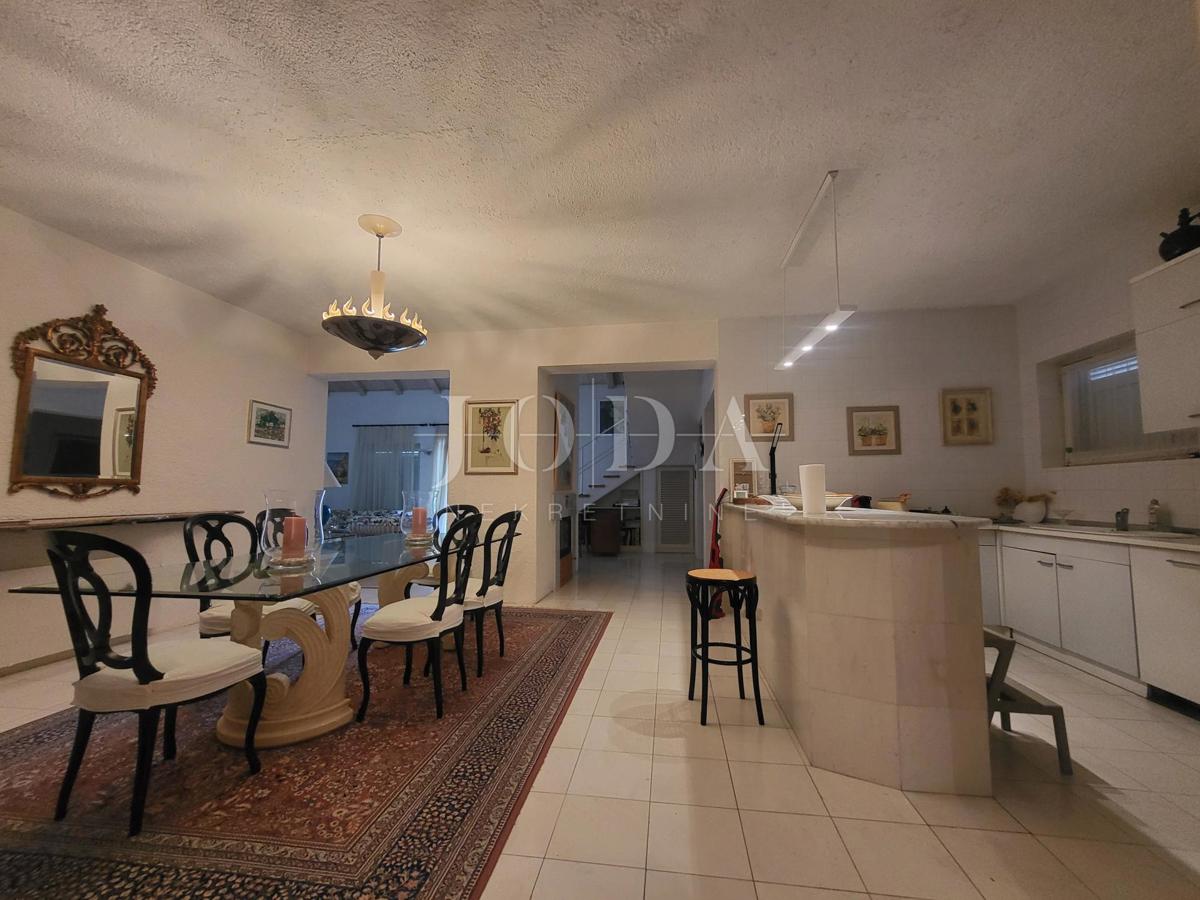 2 vili z bazenom + pisarniški prostor na eni parceli 2.700 m2