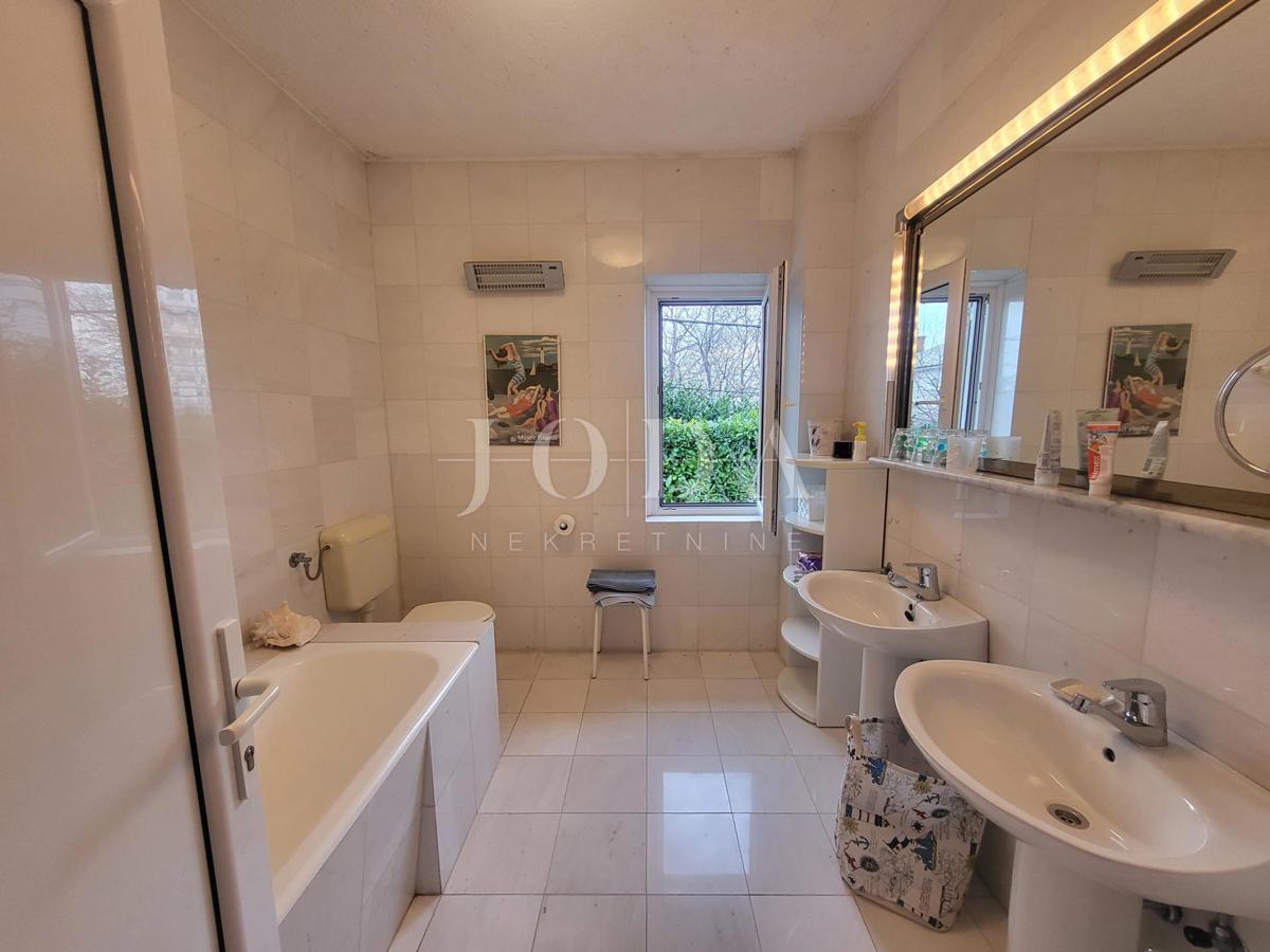 2 vili z bazenom + pisarniški prostor na eni parceli 2.700 m2