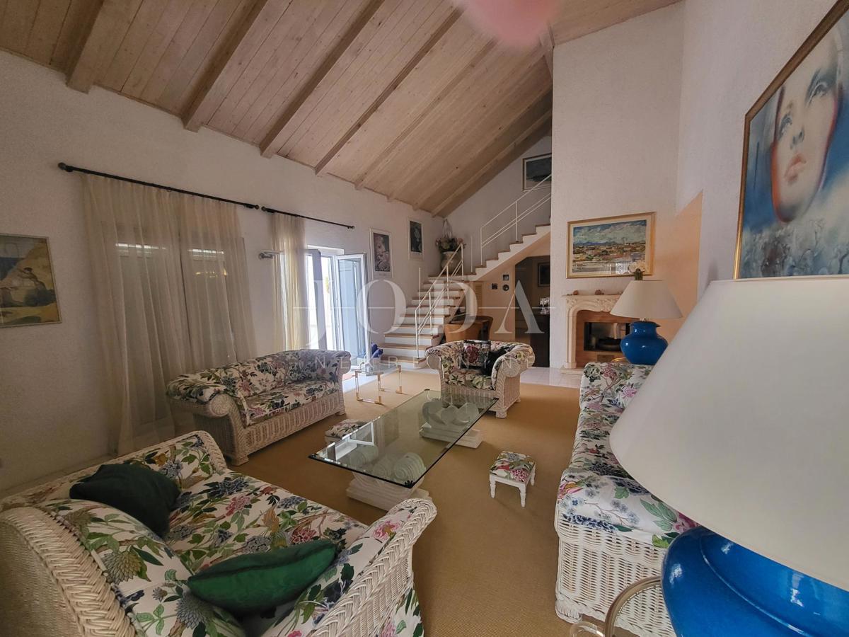2 vili z bazenom + pisarniški prostor na eni parceli 2.700 m2