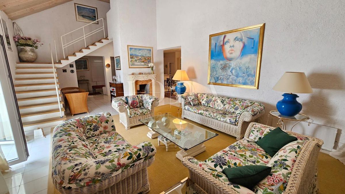 2 vili z bazenom + pisarniški prostor na eni parceli 2.700 m2