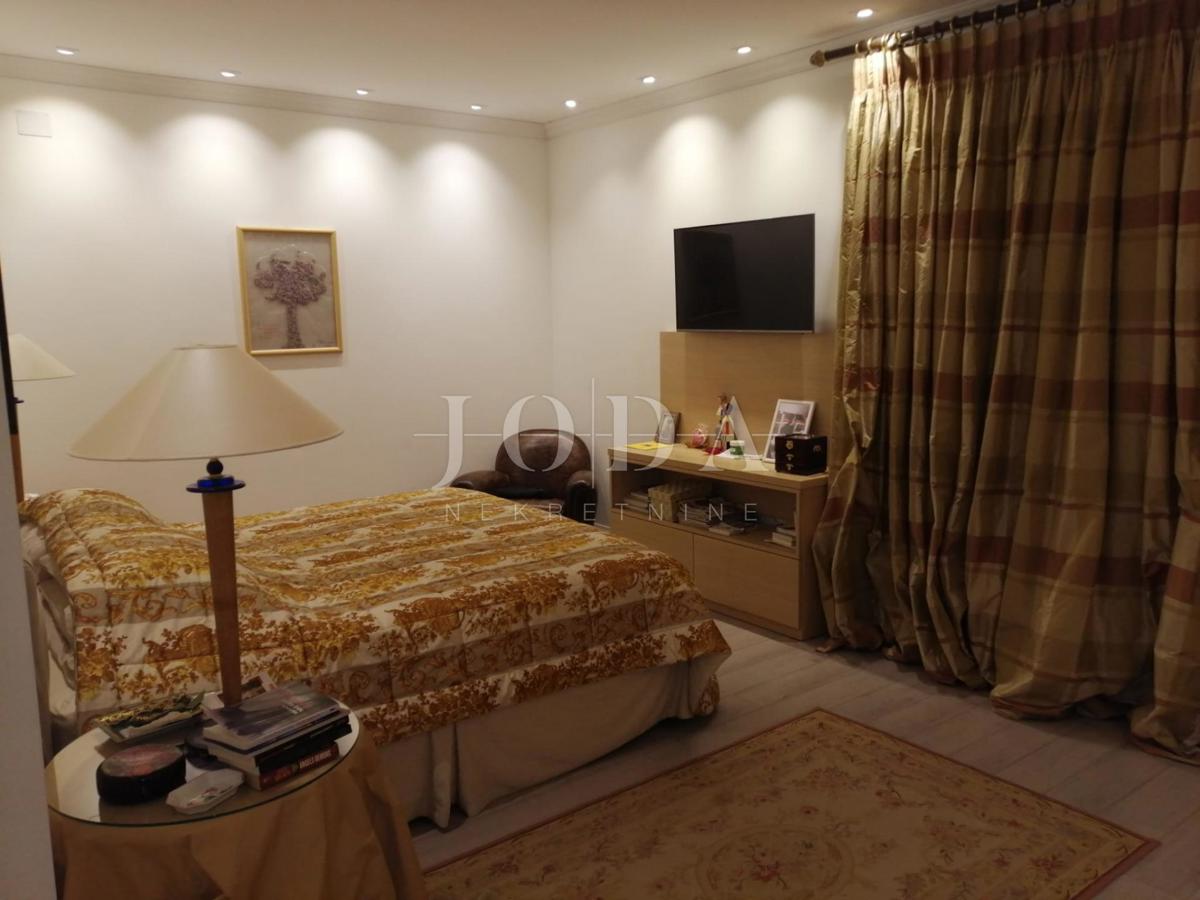 2 vili z bazenom + pisarniški prostor na eni parceli 2.700 m2