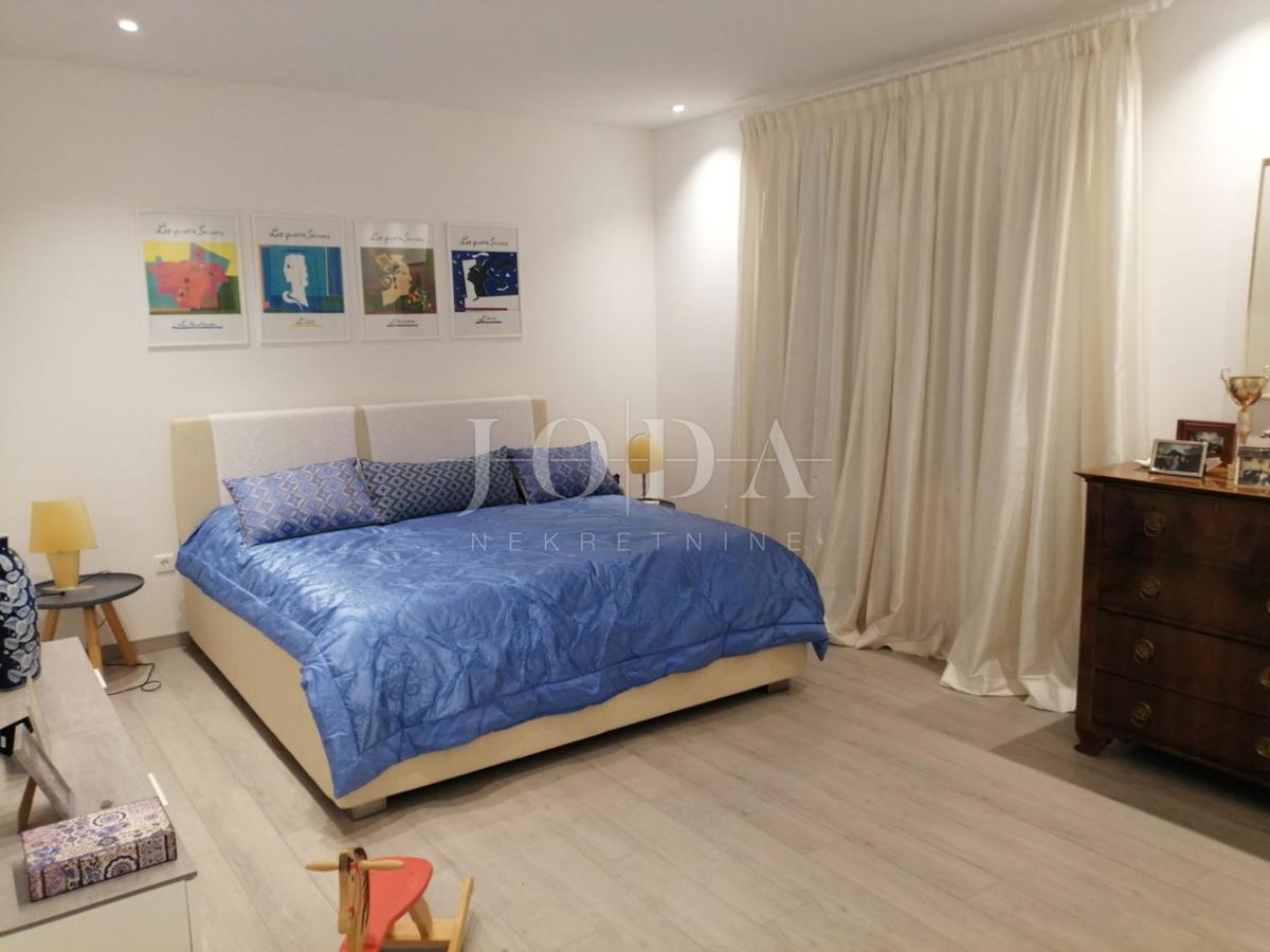 2 vili z bazenom + pisarniški prostor na eni parceli 2.700 m2