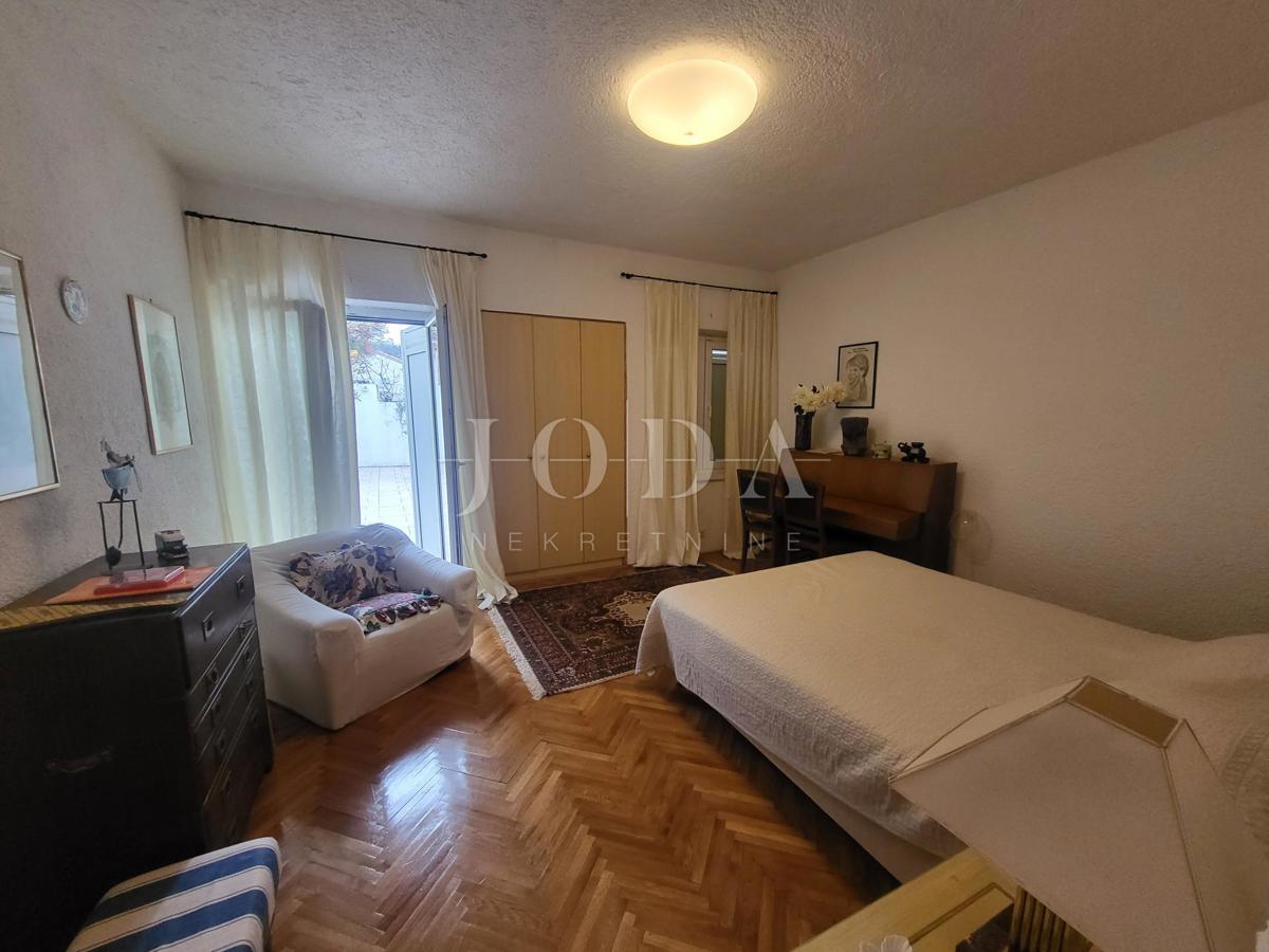 2 vili z bazenom + pisarniški prostor na eni parceli 2.700 m2