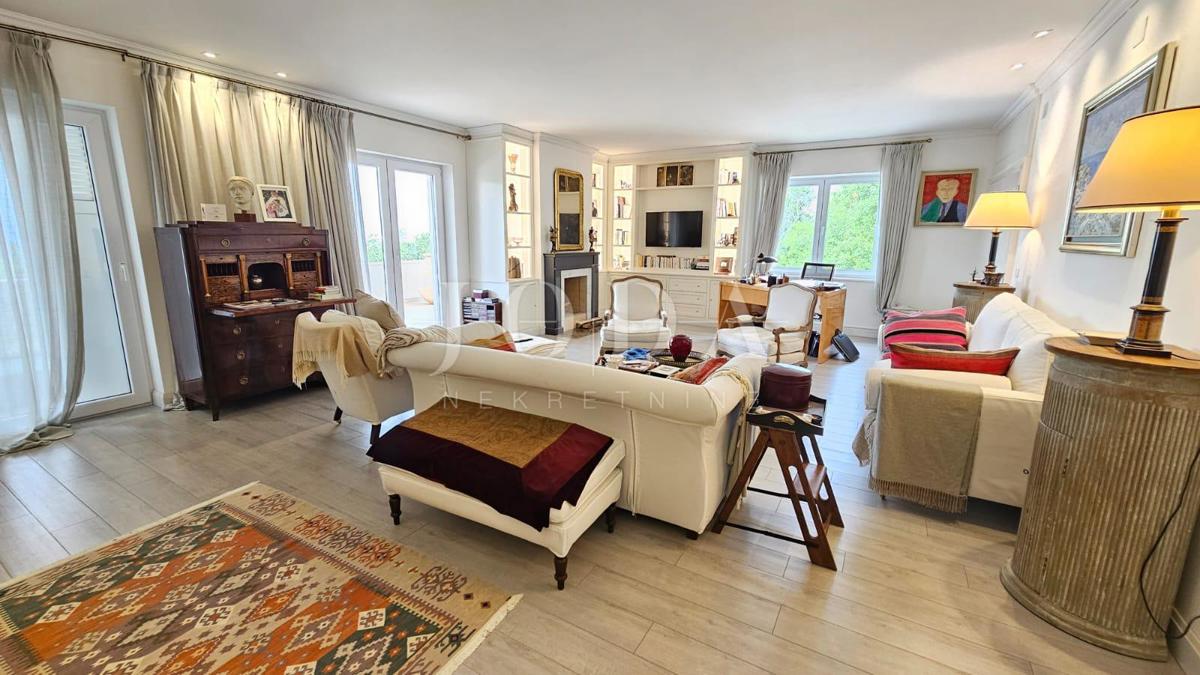 2 vili z bazenom + pisarniški prostor na eni parceli 2.700 m2