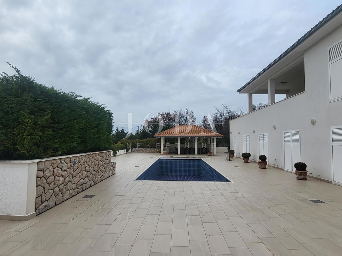 2 vili z bazenom + pisarniški prostor na eni parceli 2.700 m2