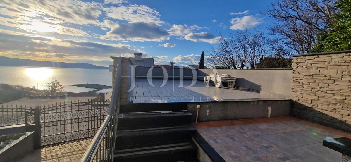 "Pogled na morje iz vašega rajskega kotička: prenovljena hiša v Klenovici z dvema apartmajema in elegantnim vrtom!"