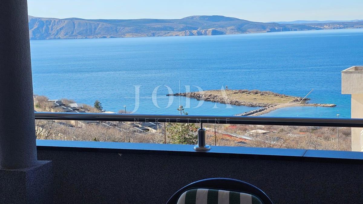 "Pogled na morje iz vašega rajskega kotička: prenovljena hiša v Klenovici z dvema apartmajema in elegantnim vrtom!"