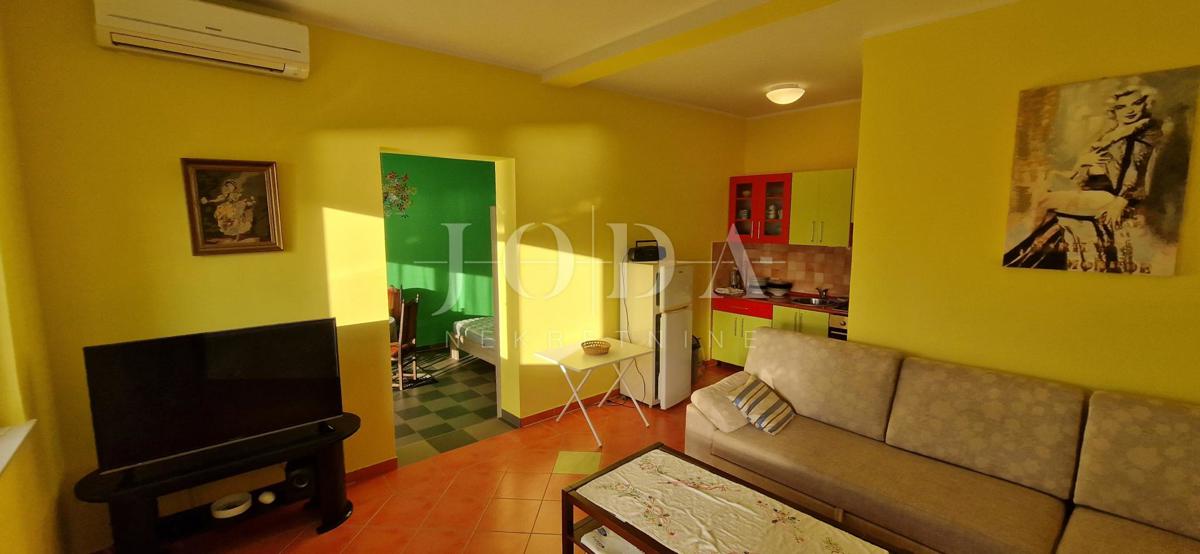 "Pogled na morje iz vašega rajskega kotička: prenovljena hiša v Klenovici z dvema apartmajema in elegantnim vrtom!"