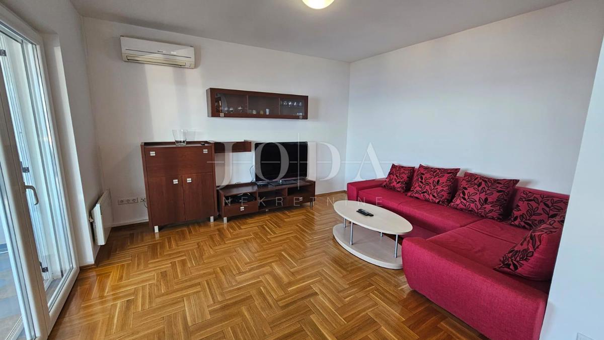 "Pogled na morje iz vašega rajskega kotička: prenovljena hiša v Klenovici z dvema apartmajema in elegantnim vrtom!"
