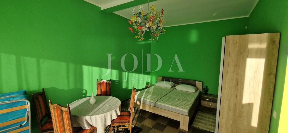 "Pogled na morje iz vašega rajskega kotička: prenovljena hiša v Klenovici z dvema apartmajema in elegantnim vrtom!"