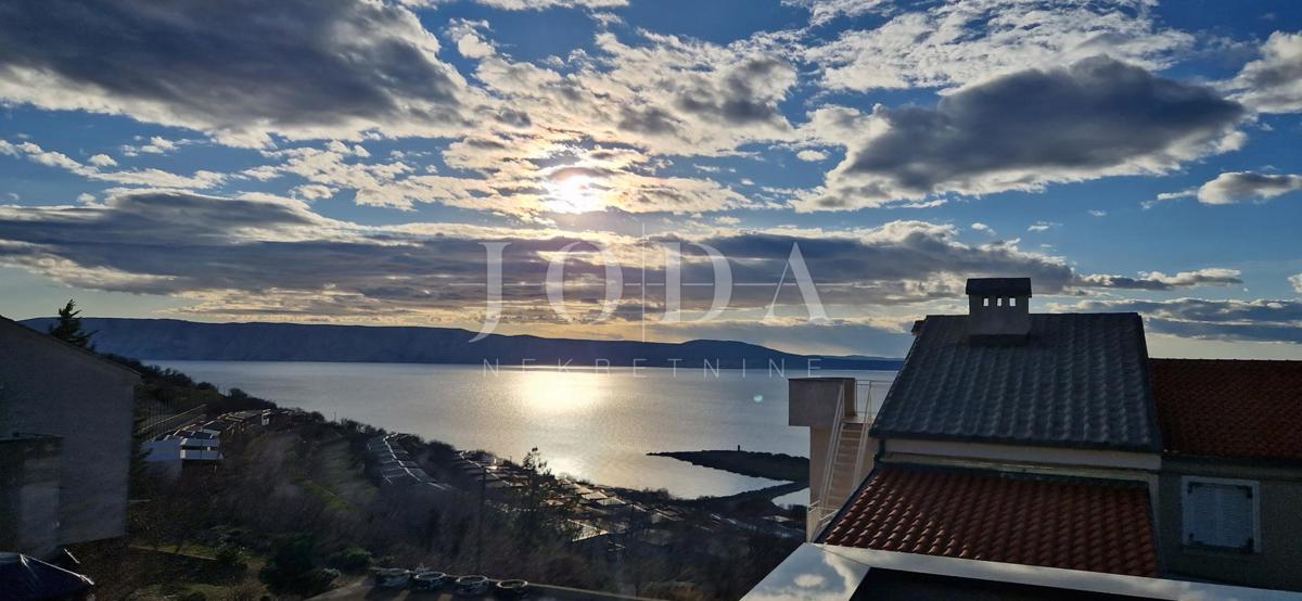 "Pogled na morje iz vašega rajskega kotička: prenovljena hiša v Klenovici z dvema apartmajema in elegantnim vrtom!"