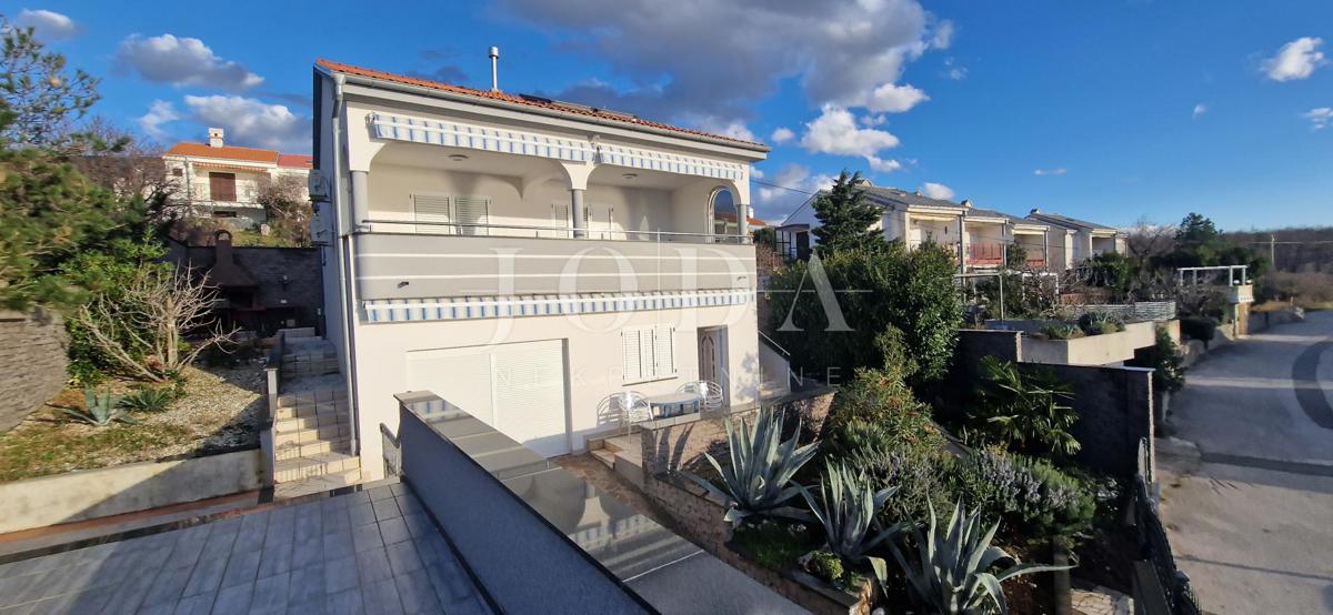 "Pogled na morje iz vašega rajskega kotička: prenovljena hiša v Klenovici z dvema apartmajema in elegantnim vrtom!"