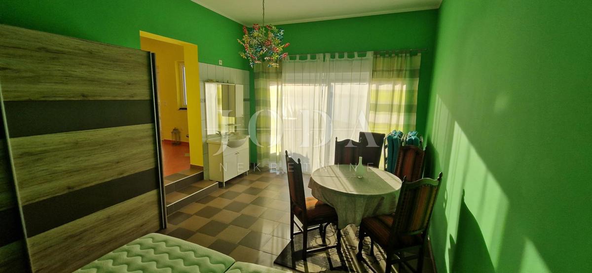 "Pogled na morje iz vašega rajskega kotička: prenovljena hiša v Klenovici z dvema apartmajema in elegantnim vrtom!"