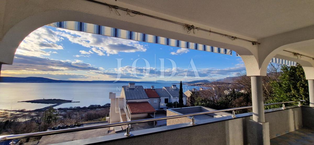 "Pogled na morje iz vašega rajskega kotička: prenovljena hiša v Klenovici z dvema apartmajema in elegantnim vrtom!"
