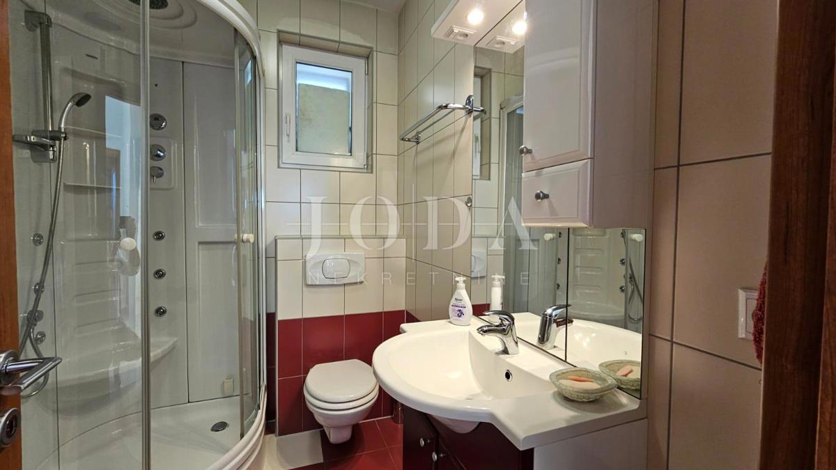 "Pogled na morje iz vašega rajskega kotička: prenovljena hiša v Klenovici z dvema apartmajema in elegantnim vrtom!"