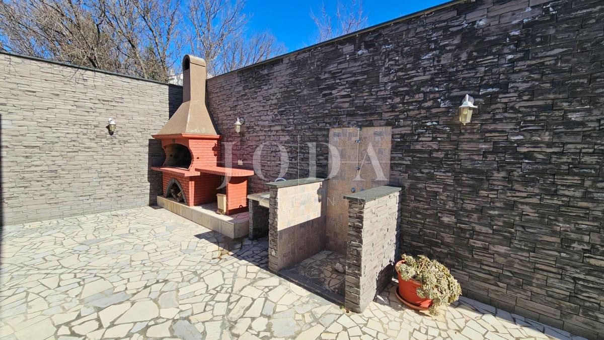 "Pogled na morje iz vašega rajskega kotička: prenovljena hiša v Klenovici z dvema apartmajema in elegantnim vrtom!"