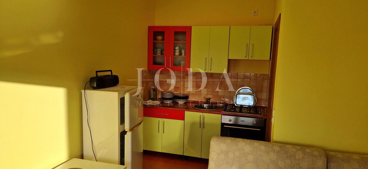 "Pogled na morje iz vašega rajskega kotička: prenovljena hiša v Klenovici z dvema apartmajema in elegantnim vrtom!"