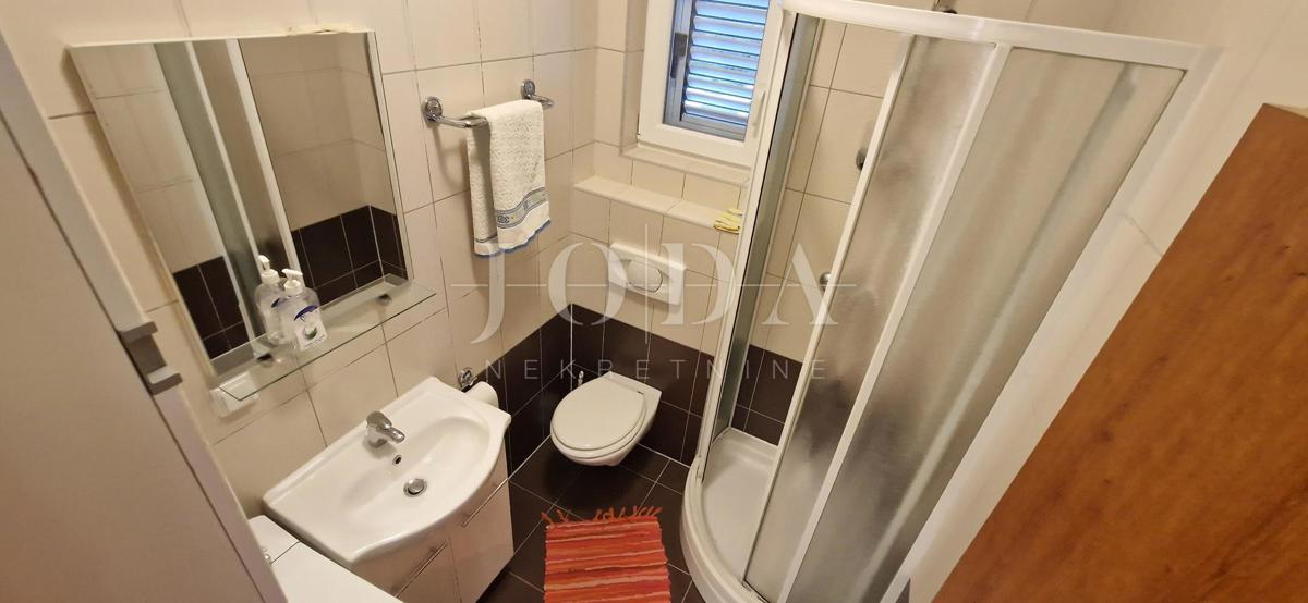 "Pogled na morje iz vašega rajskega kotička: prenovljena hiša v Klenovici z dvema apartmajema in elegantnim vrtom!"