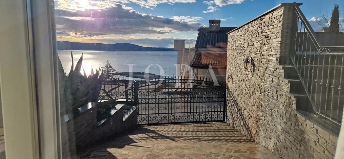 "Pogled na morje iz vašega rajskega kotička: prenovljena hiša v Klenovici z dvema apartmajema in elegantnim vrtom!"