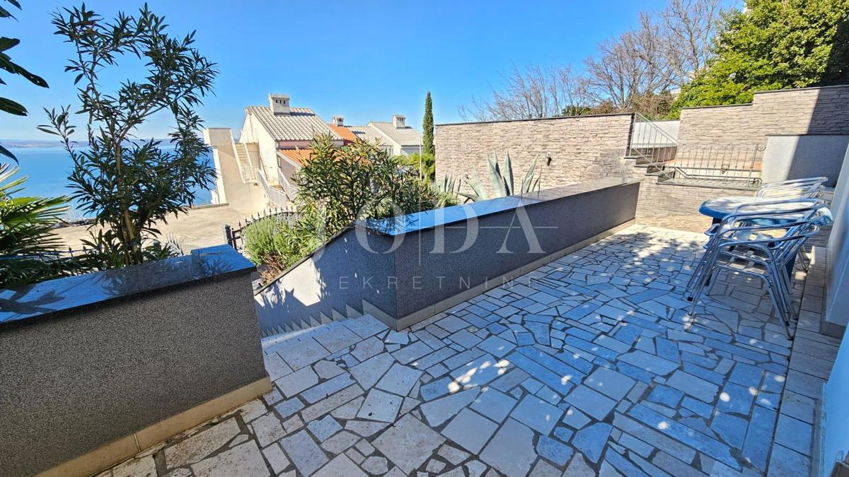 "Pogled na morje iz vašega rajskega kotička: prenovljena hiša v Klenovici z dvema apartmajema in elegantnim vrtom!"