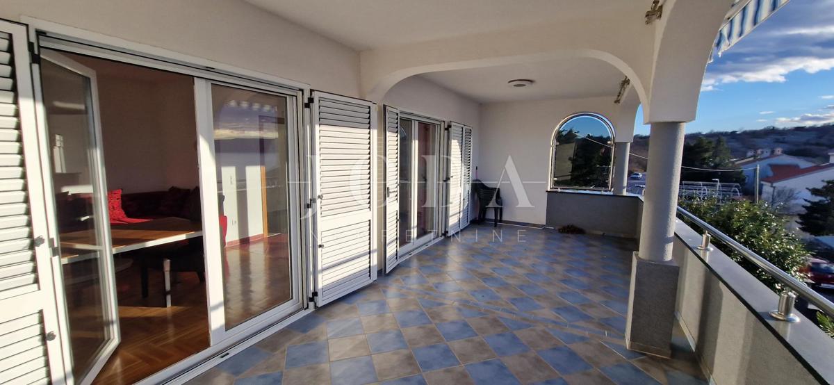 "Pogled na morje iz vašega rajskega kotička: prenovljena hiša v Klenovici z dvema apartmajema in elegantnim vrtom!"